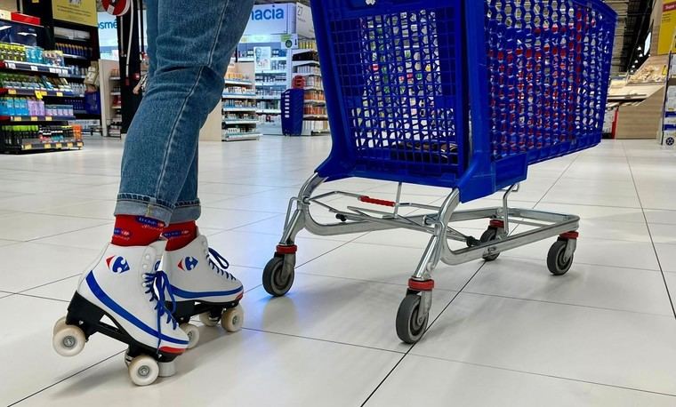 Carrefour lanza 'Roller-Hour' para que los clientes patinen en sus hipermercados