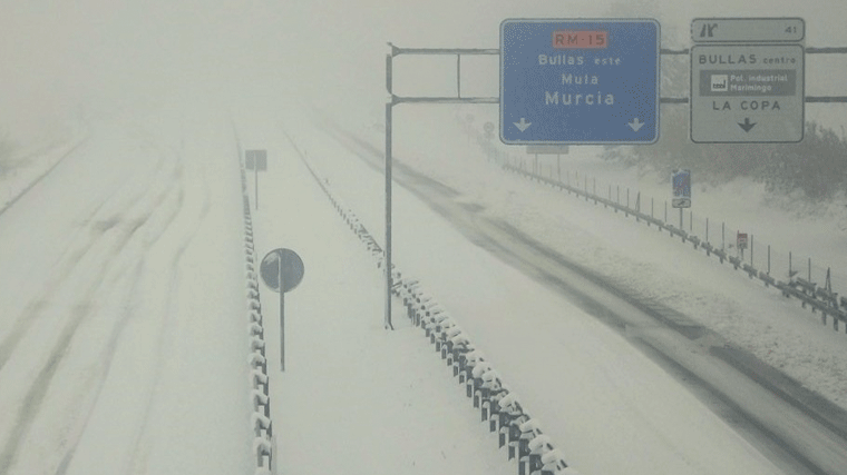 Cientos de personas continúan atrapadas en las carreteras y la A-3 permanece cortada