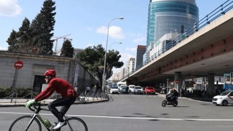 Carabante abre la puerta al carril bici en la Castellana