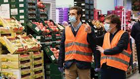 Casado pide a Sánchez que trabajadores de servicios esenciales cobren el salario bruto