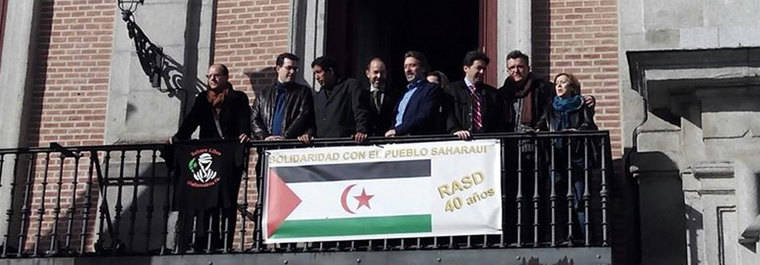 La bandera saharaui ondea en la Casa de la Villa