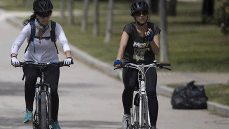 Menores de 18 años deberán llevar casco para conducir bicicletas y patinetes