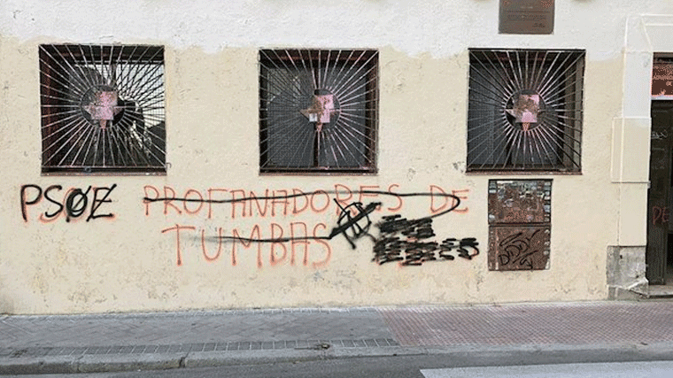Tras la exhumación, ataques vandálicos en las Casas del Pueblo del PSOE