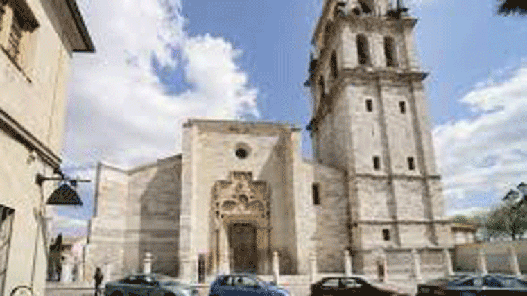 Abren diligencias contra un colectivo LGTBi que entró en la Catedral de Alcalá