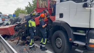 Camión grúa choca contra pasarela en la M500 y deja un herido leve