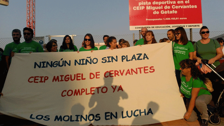 50 padres y madres del Miguel de Cervantes duermen en el centro como protesta