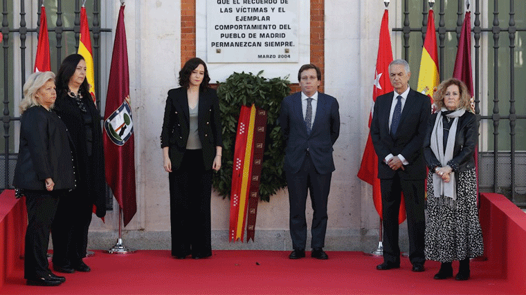 Dieciseis años del 11 M: Madrid recuerda a las víctimas en Sol