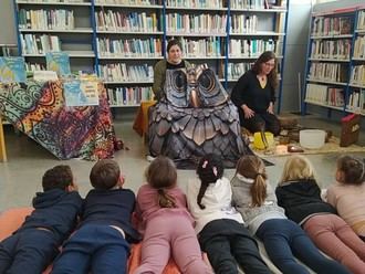 Presentación de un cuento infantil por la autora local Estefanía Morales