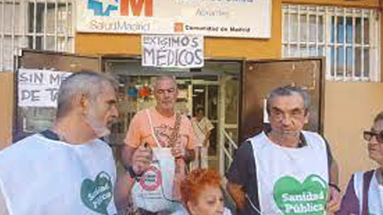 Vecinos de Carabanchel vuelven a concentarse frente al Centro de Salud de Abrantes, piden reunirse con Sanidad