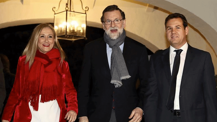 Podemos y C,s reprochan a Cifuentes la foto navideña con el posible imputado alcalde de Las Rozas