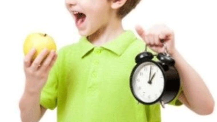 Adelantar el horario de la cena mejora la salud metabólica infantil, según un estudio