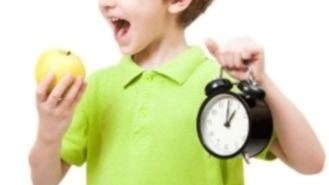 Adelantar el horario de la cena mejora la salud metabólica infantil, según un estudio