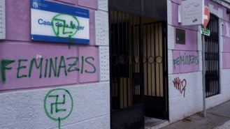 Aparecen esvásticas y pintadas de Vox y `Feminazis´ en Fuenlabrada