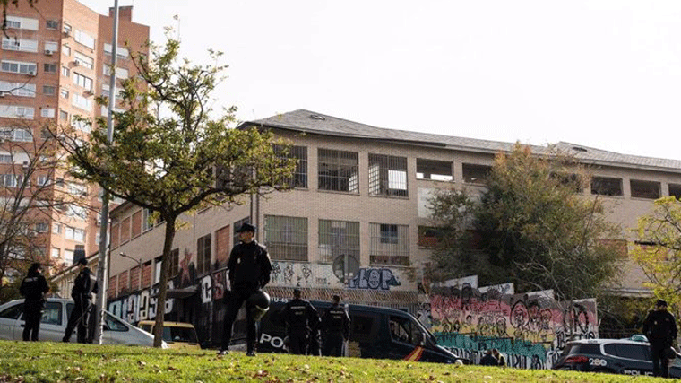 La Comunidad lleva a cabo la demolición del centro okupado `La Atalaya´ de Puente de Vallecas