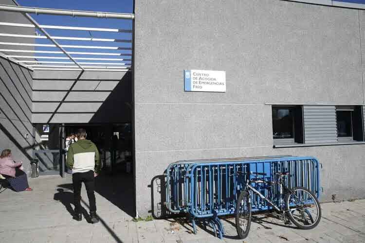 El Ayuntamiento ha acogido en el centro Pinar de San José a 102 personas que pernoctaban en Barajas hasta su cierre