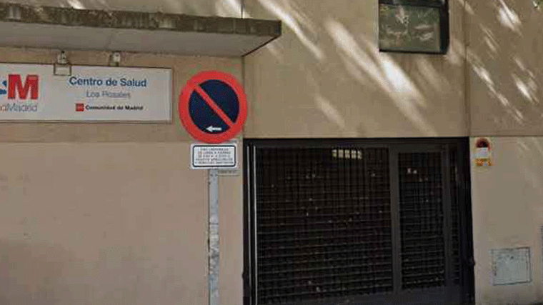 Vecinos de Villaverde protestan por el 'colapso' del CS Los Rosales, que perderá la mitad de profesionales