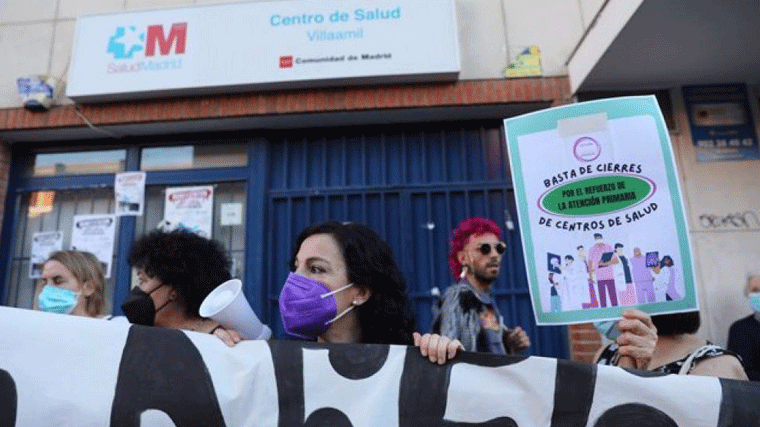 Cacerolada de los vecinos de Tetuán para reclamar la reapertura del centro de salud Villaamil