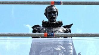 Arrancan los trabajos para restaurar la pluma del monumento de Cervantes vandalizada
