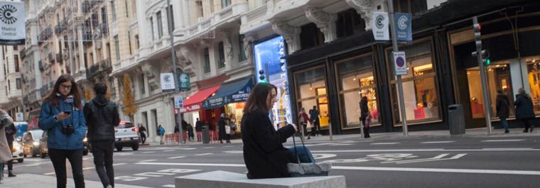 Madrid estudia la cesión de acera a los comercios en sus escaparates