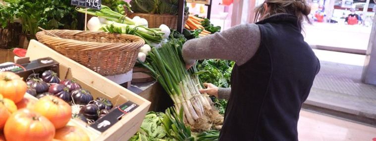 La cesta de la compra de Consumo: Huevos camperos, ave, conejo y vegetales