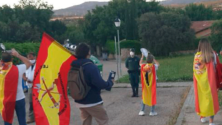 Piden cárcel para una madre y su hija por invadir perímetro de seguridad del chalet de Iglesias