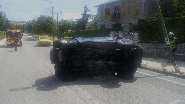 Un mujer sufre la semiamputación de un brazo al chocar contra una farola