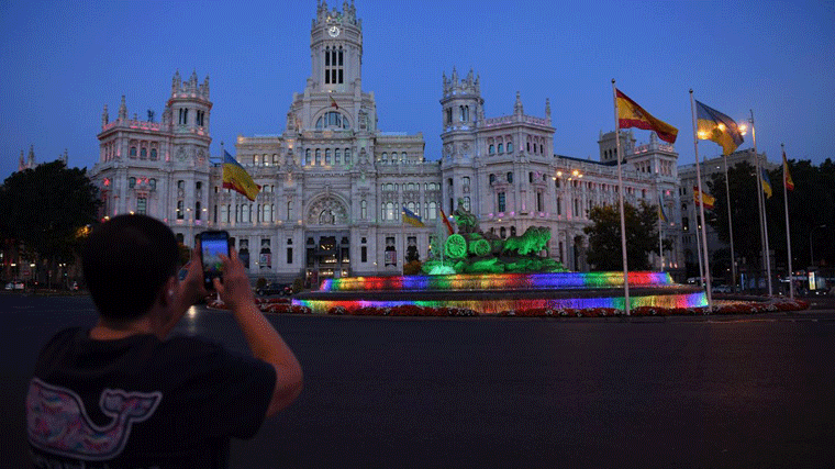 Almeida confirma que no habrá bandera arcoiris en Cibeles y dice que el Orgullo ha ganado 'pujanza' desde que es alcalde