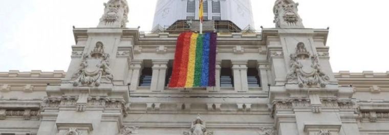 Archivada la denuncia contra Almeida por no ondear la bandera LGTBI en Cibeles