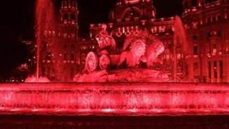 La fuente de Cibeles se ilumina de rojo con motivo del Año Nuevo Chino del `Caballo de Fuego´