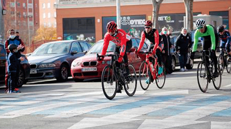 Un ciclista recorre 510 km en 24 horas para recoger alimentos y juguetes