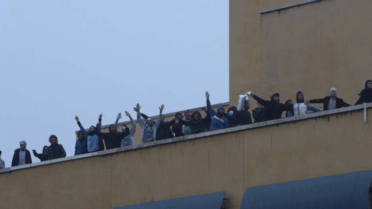 Piden un año para los policías que arrojaron contra una pared a un interno del CIE de Aluche