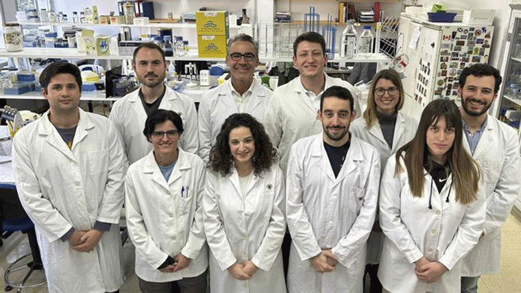 Equipo de investigadores de la UCM que ha analizado un gen que hace invencibles a bacterias frente a antibióticos vitales, el 15 de julio de 2025.