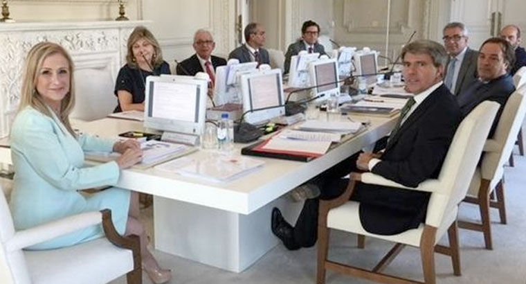 Cifuentes se aliará con Cataluña para reclamar a Rajoy mejor financiación