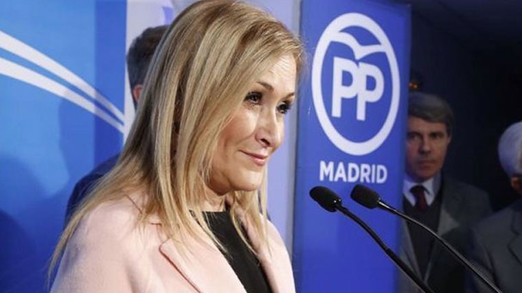 Cifuentes se olvida de Aguirre: Críticas en la 1ª reunión de la gestora con cargos públicos