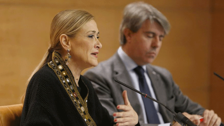 Cifuentes, citada a declarar, llevó un informe sobre irregularidades a la Fiscalía