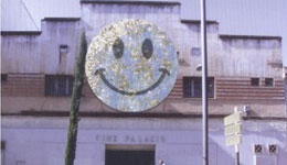 Polémica por instalar Lyma un Smile gigante en el antiguo Cine Palacio