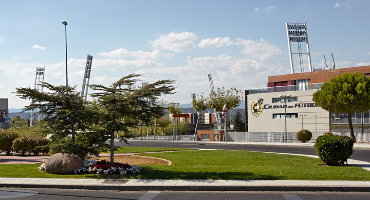 TSJM absuelve a De Santiago de prevaricación por la Ciudad del Fútbol
