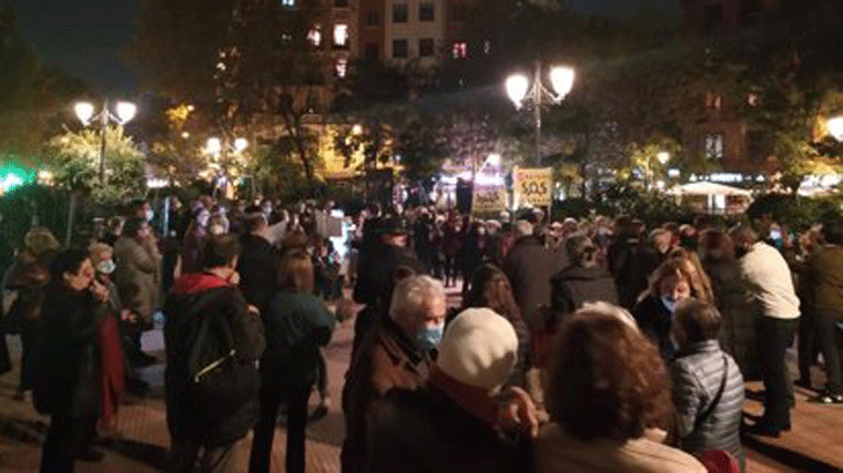Decenas de vecinos protestan en Chamberí contra la ordenanza de terrazas