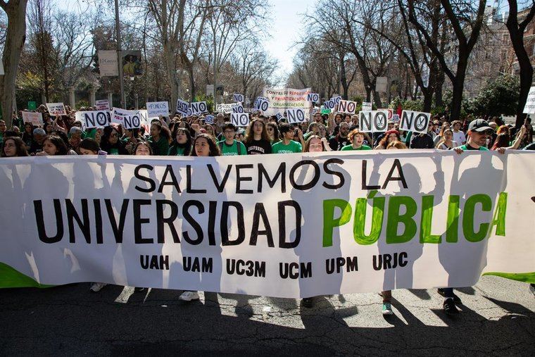 Profesores de universidades, clases en las calles de la capital en apoyo a la huelga