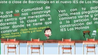 Una `clase´con mesas y sillas plegables en un solar vacío para reivindicar un IES en Los Molinos