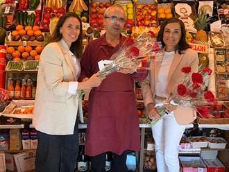 Comercios de Las Rozas obsequian claveles a clientes por San Isidro
