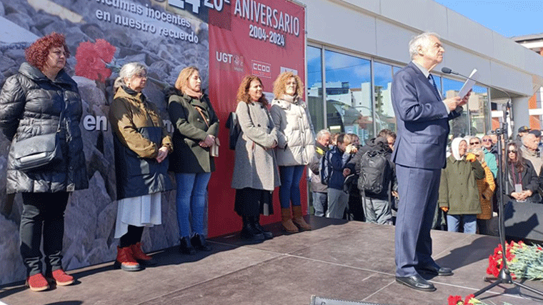 Claveles en el espacio de homenaje a las víctimas del 11M en Atocha para rendir tributo y pedir 'justicia y verdad'