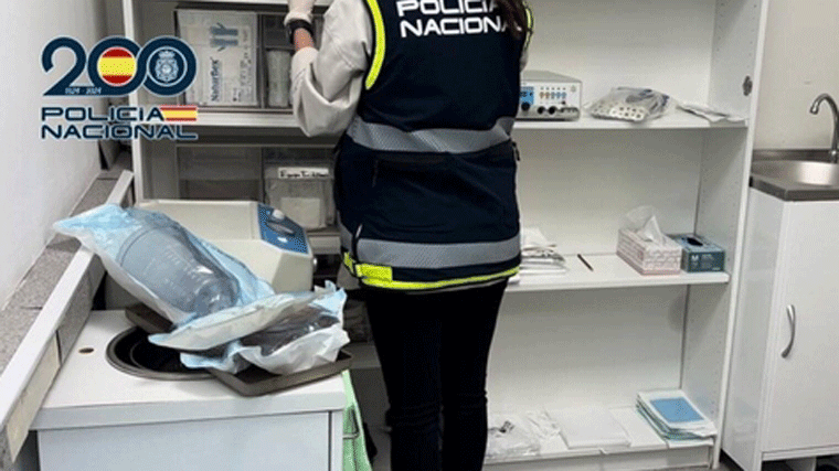 La polícia clausura un quirófano clandestino en la capital que hacía aumentos de pecho y ligaduras de trompas