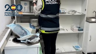La polícia clausura un quirófano clandestino en la capital que hacía aumentos de pecho y ligaduras de trompas