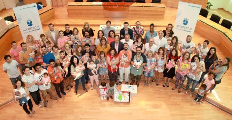 El Ayuntamiento entrega las primeras 225 canastillas para los recién nacidos