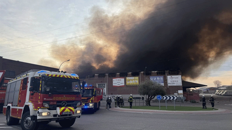 Colapsa la cubierta de una nave incenciada en el polígono Cobo Calleja