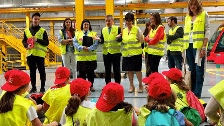 52 alumnos de Los Angeles visitan las cocheras del Metro Ligero