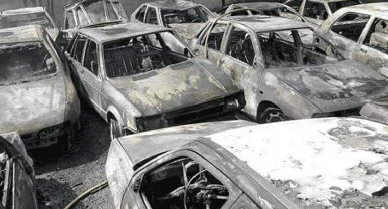 80 vehículos calcinados en el incendio de un desguace en San Martín