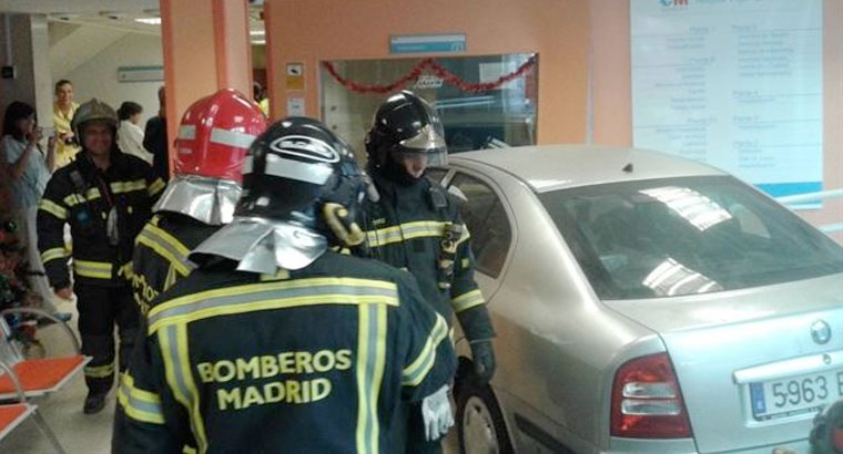 Un conductor atraviesa el cristal del Hospital Virgen de la Torre