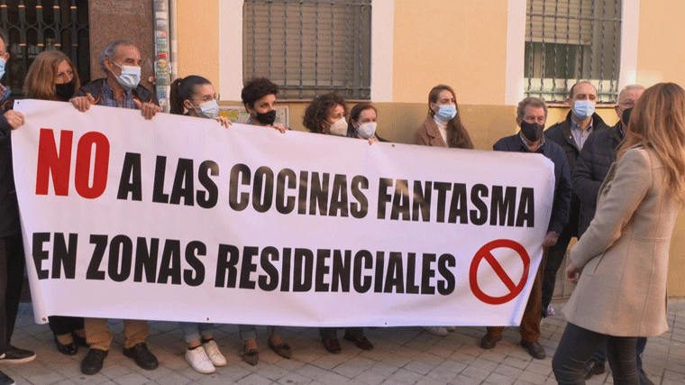 Vecinos de Arganzuela se concentran contra 'la permisividad del Ayuntamiento con las cocinas fantasma'
